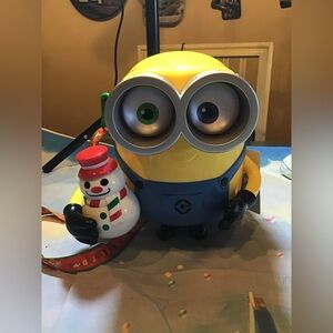 Universal studios bob the minions Christmas popcorn bucket holding snowman